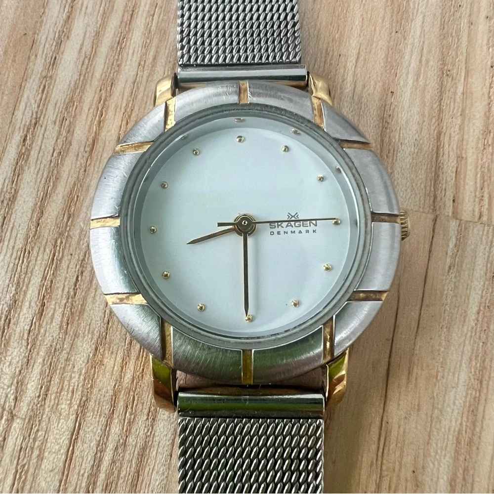Skagen Denmark ladies round silver tone contemporary dress watch NEW BATTERY
